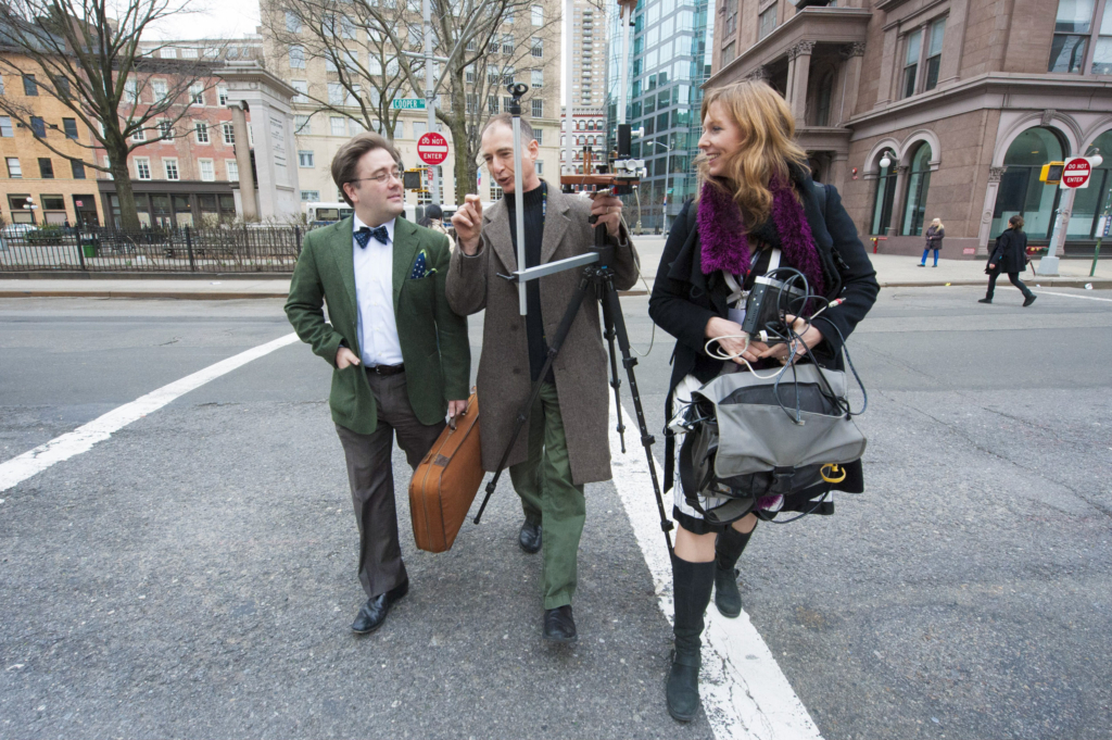 Reportage photographique "Stradivarius la fin de la legende" : A l'occasion du salon Mondomusica, Test “Stradivarius versus violons modernes”. Claudia Fritz Chargée de recherche au CNRS coordonne le test. Le violoniste Aaron Boyd tenant 2 stradivarius à 8 Millions de $ pièces , le luthier américain "Joseph curtin" et claudia Fritz traversant une rue de  NY pour se rendre au laboratoire d'acoustique de la Cooper Union Institute afin d'étudier avec plus de précisions la réponse acoustique des violons sélectionnées pour le test de préférences des auditeurs qui se déroulera l'après midi EN: Mondomusica New York:"Stradivari vs. the Modern Violin "test . Claudia Fritz (Researcher at the CNRS in musical acoustics) coordinating the tests. Claudia Fritz , the american violin maker Joseph Curtin and the violonist Aaron Boyd walking in New York  with two Stradivarius violins  (8 Millions$ each) toward  the Cooper Union Institute acoustic laboratory in order to improve the measurement of the vibrationnal  response of the selected violons.
