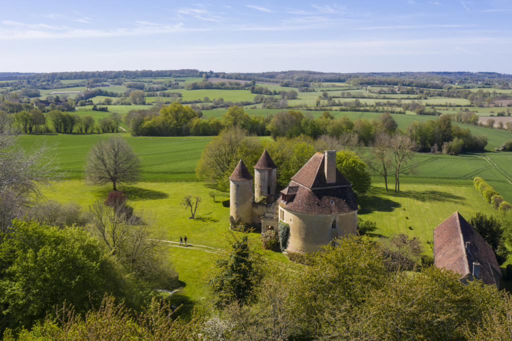 Le manoir de la Fresnaye à Saint-Germain-de-la-Coudre. La Fresnaye domine un large paysage de bocage en surplomb de la vallée de la Même. Au XVIe siècle un certain nombre de parcelles y accueillaient de la vigne.C’est assurément le plus original de tous les manoirs percherons. C’est Mathurin de Fontenay, un fidèle soutient du futur roi Henri IV, qui est à l’origine de sa construction. Le manoir joue à nous perdre à travers les époques et les styles, de ses tours d’apparence médiévales à ses salles en ruine en passant par sa galerie Renaissance. Et que dire de cette drôle de grosse tour étrange- ment couverte qui constitue en fait le logis proprement dit. Elle a perdu au XIXe siècle un étage et sa couverture originelle, ce qui explique son apparence singulière.C’est que la Fresnaye a connu bien des vicissitudes au cours des siècles. Il a même failli disparaître et ne doit son salut qu’à un propriétaire passionné qui, en 1989, remporta le prix « Chefs d’œuvre en péril ». Photographie extraite du projet photographique "les manoirs du Perche"