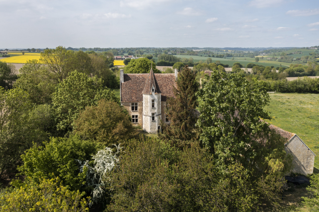 Le manoir de la Grande Vianderie à Préaux-du-Perche. C’est l’archétype du manoir percheron bâti au milieu du XVIe siècle. Une tour hexagonale en son centre et de part et d’autre, deux pièces par niveau. S’y ajoute une aile arrière qui abrite le fournil. La Grande Vianderie est érigée sur une butte qui, à cent cinquante mètres d’altitude, surplombe la vallée de l’Erre et le bourg de Préaux-du-Perche. Les arbres qui l’enserrent aujourd’hui de très près feraient presque oublier les grandes cultures qui, aux alentours, ont largement eu raison du bocage. Derrière lui, à une centaine de mètres, on distingue une autre bâtisse. Elle est plus modeste et a été rebaptisée la Petite Vianderie. C’est pourtant le manoir d’origine de la famille Montgoubert. C’est là qu’est née Jacquine, la cadette des quatre filles du seigneur du lieu. Elle hé- rita d’une partie des terres et c’est elle qui avec son mari, un homme d’armes du duc d’Alençon, fit ériger son logis : la Grande Vianderie.D’où vient ce nom étrange qu’on retrouve en d’autres lieux du Perche ? Peut- être de la qualité des terres qui y rendait l’élevage particulièrement prospère. C’est en tous cas l’hypothèse la plus probable...