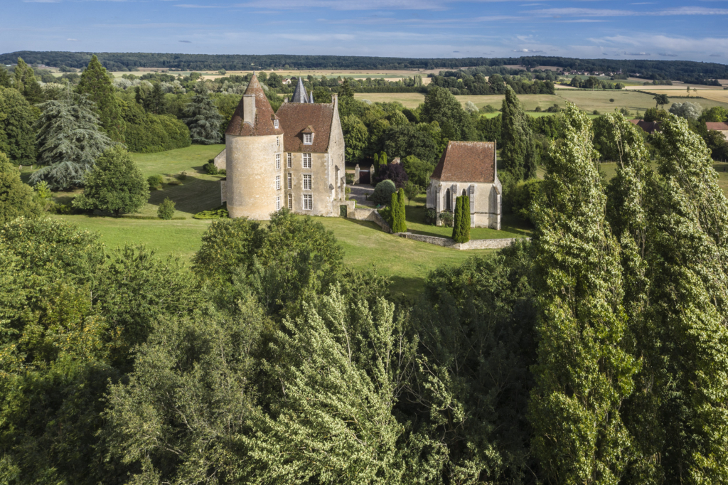 Le manoir n’est pas bâti sur une hauteur, ni même, comme souvent, à flanc de coteau. Il est en terrain plat, presque en fond de vallée, dans une région autrefois couverte de forêts. Le manoir, tel qu’il apparaît aujourd’hui avec sa chapelle, mêle le gothique de la fin du XVe siècle à la recherche d’un certain confort lors d’une importante campagne de travaux réalisée au XVIIe siècle. C’est la raison notamment de la présence de ces fenêtres agrandies dans le but de laisser entrer davantage de lumière. Les seigneurs de la Vove ont longtemps compté parmi les plus puissants du Perche. Ce n’est qu’au moment de la Révolution, lorsque le manoir fut vendu comme bien national, qu’il devint une ferme. Il ne cessa alors de se dégrader jusqu’en 1968 ou un passionné en fit l’acquisition, le sauva d’une ruine très probable, et entama une restauration exemplaire. Photographie extraite du projet photographique "les manoirs du Perche"